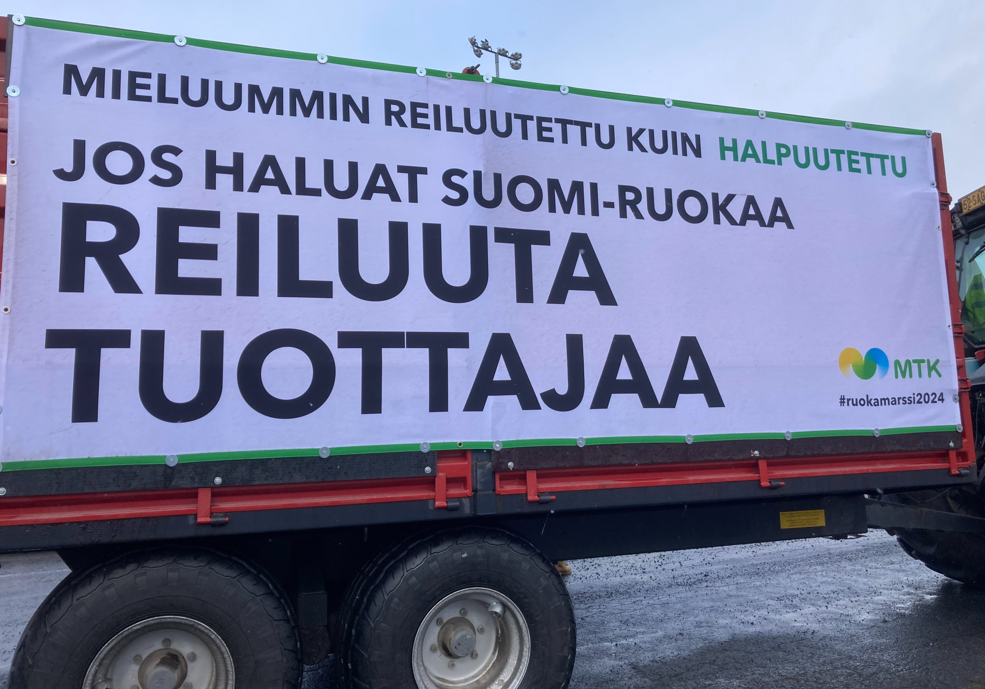 Tapahtumaan osallistuttiin myös traktoreilla ympäri maakuntaa. Peräkärryjen laidoissa ja traktorien takaikkunoilla nähtiin erilaisia iskulauseita.
